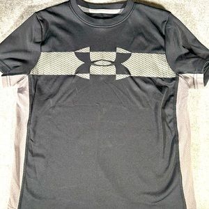 Boys Under Armour heat gear t-shirt, size small, black and gray, good condition